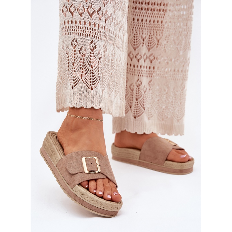 Kvinnors flip flops på plattformen med en gyllene klämma mörk beige 2