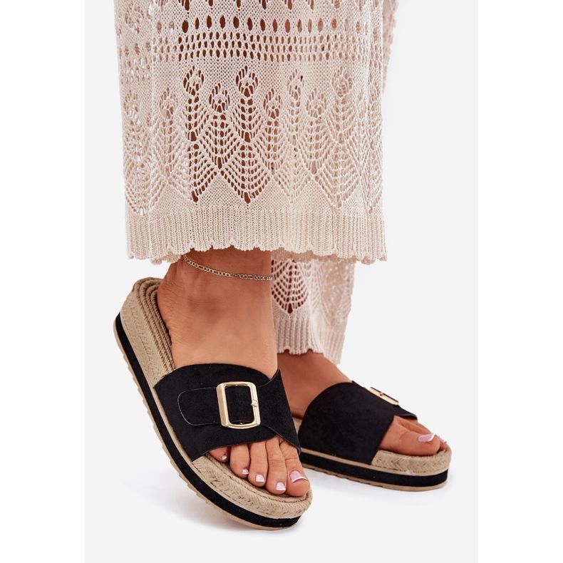 Kvinnors flip flops på plattformen med en gyllene klämma svart 1