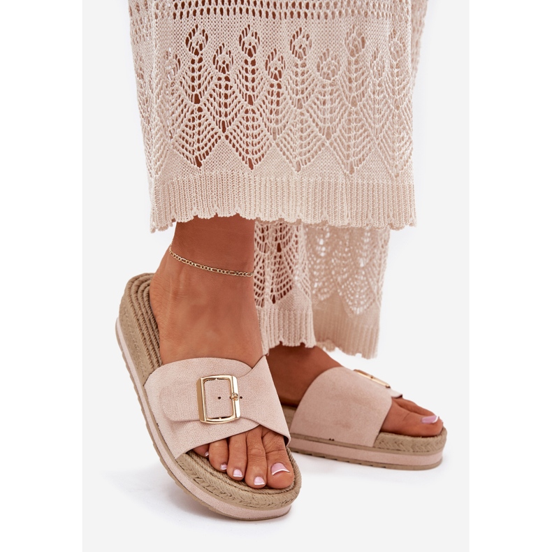 Kvinnors tofflor på plattformen med en gyllene clamp beige 1