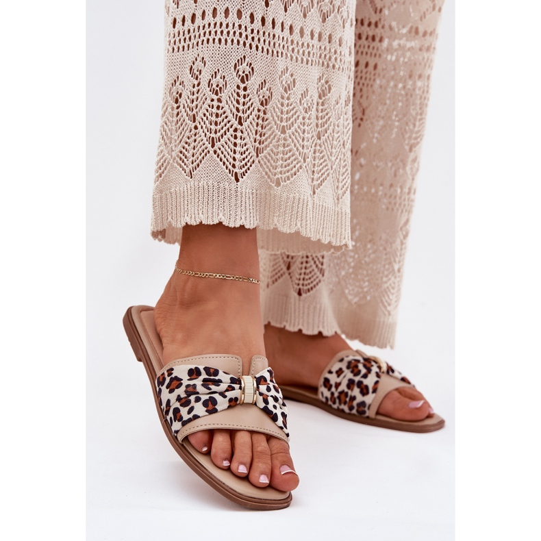 Flat -hanterade kvinnors flip flops med en båge -beige 2