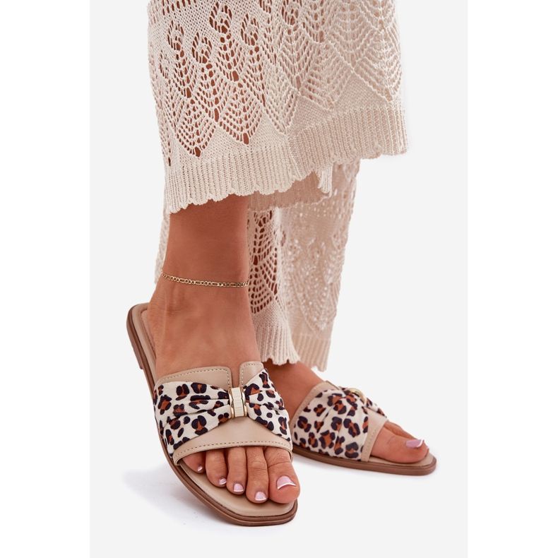 Flat -hanterade kvinnors flip flops med en båge -beige 1