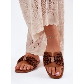 Flat -hanterade kvinnors flip flops med en kamelbåge brun 2