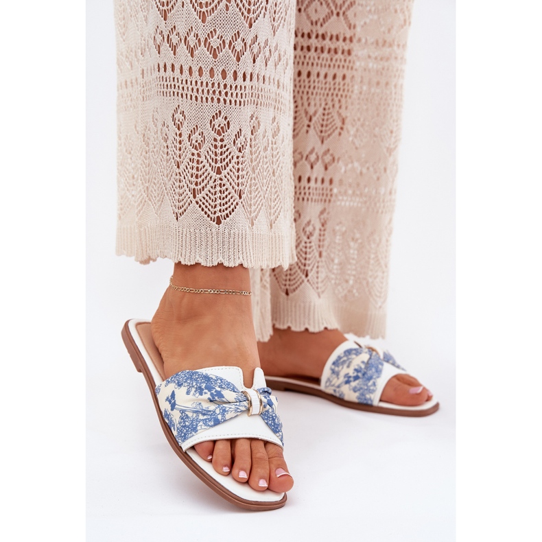 Flat -hane kvinnors flip flops med en vit båge 2