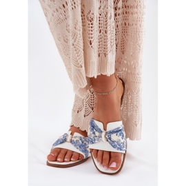 Flat -hane kvinnors flip flops med en vit båge 3