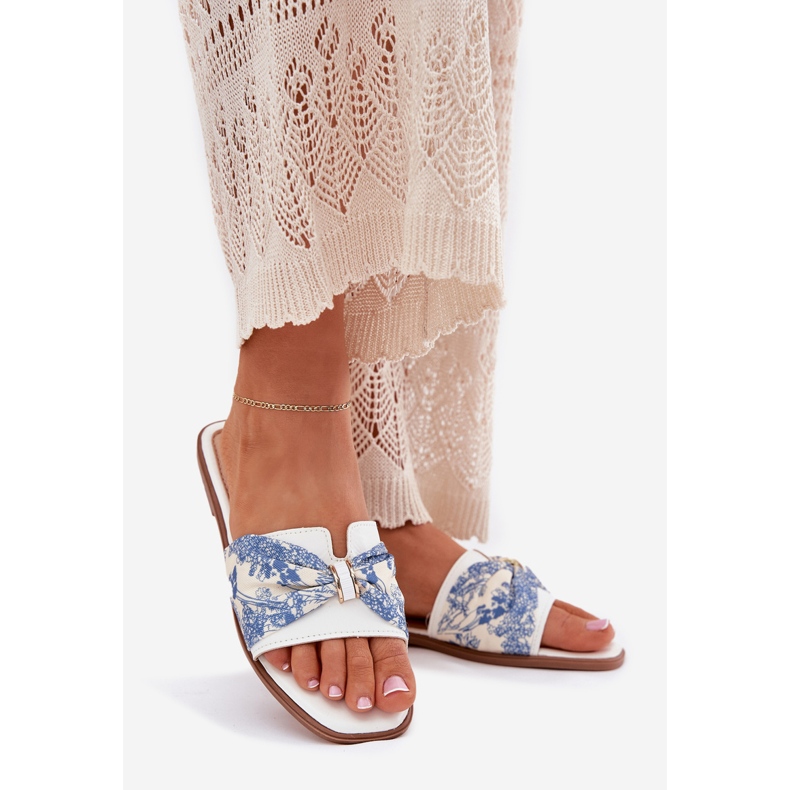 Flat -hane kvinnors flip flops med en vit båge 1