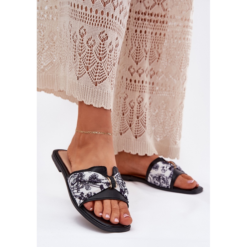 Flat -hane kvinnors flip flops med en svart båge 2