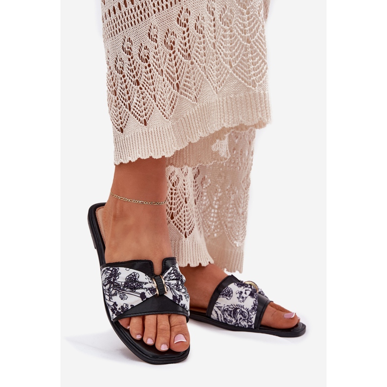 Flat -hane kvinnors flip flops med en svart båge 1