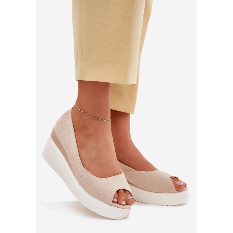 Kvinnors sandaler för en kil med Eco Suede Light Beige 1