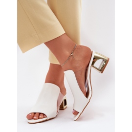 Kvinnors flip flops på posten vit 2