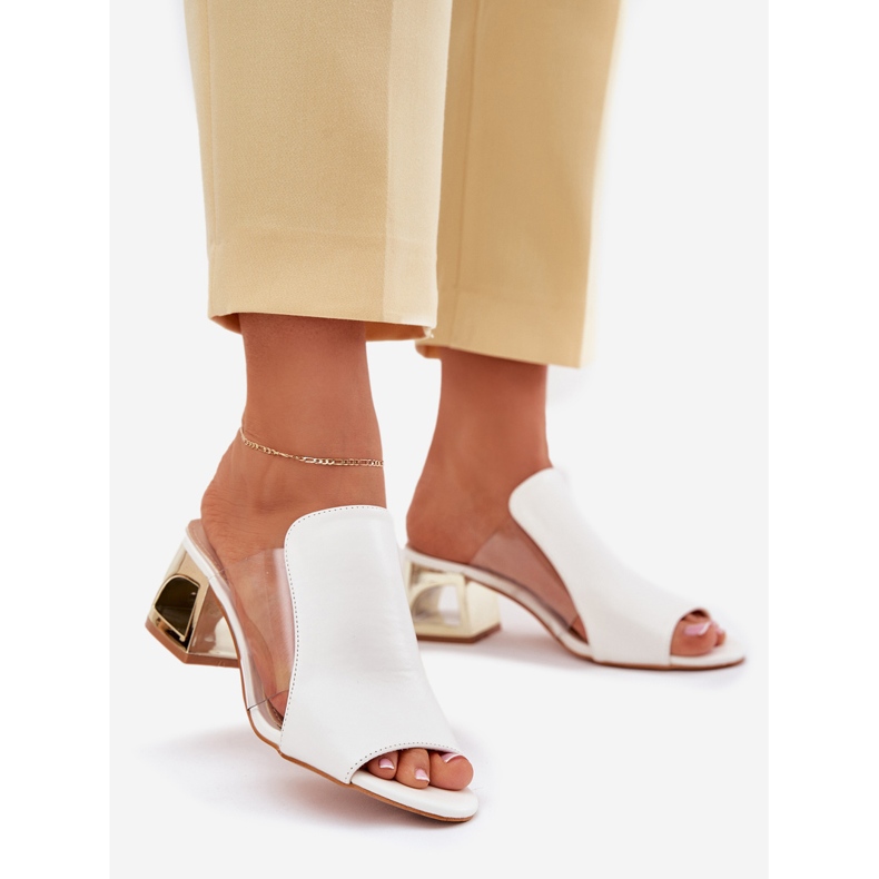 Kvinnors flip flops på posten vit 1