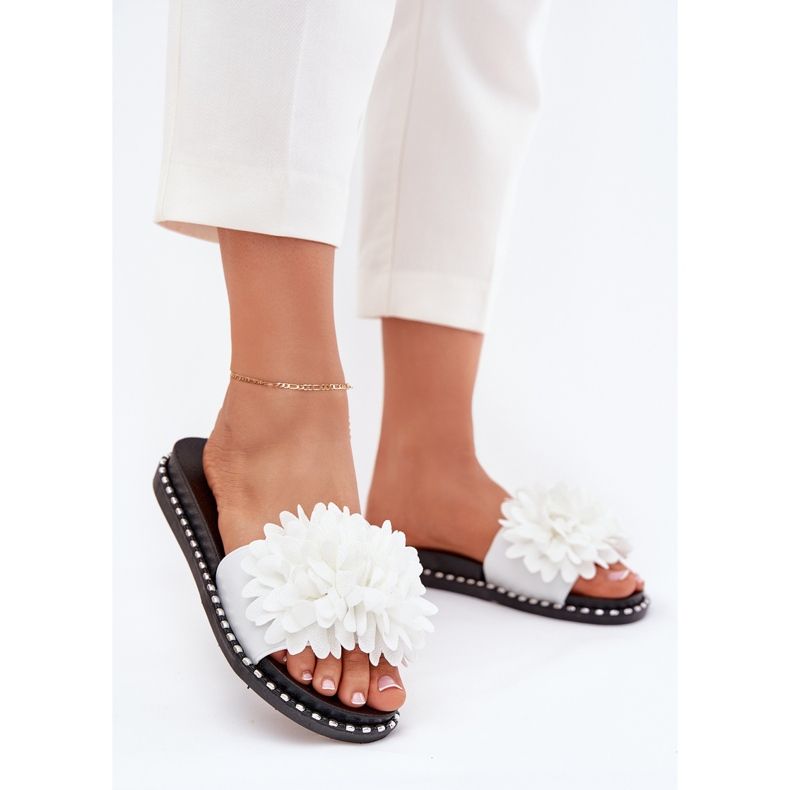 Kvinnors flip flops dekorerade med vita blommor 2