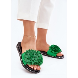 Kvinnors flip flops dekorerade med gröna blommor 2