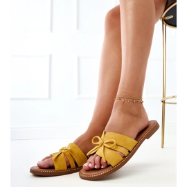 Gula flip flops med en båge och dekoration vid kanterna 2
