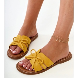 Gula flip flops med en båge och dekoration vid kanterna 3