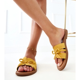 Gula flip flops med en båge och dekoration vid kanterna 5