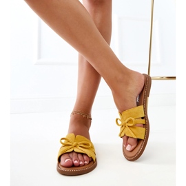Gula flip flops med en båge och dekoration vid kanterna 7
