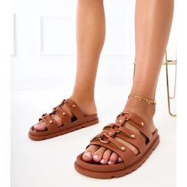 Brun romerska flip -flops med dubbar 1
