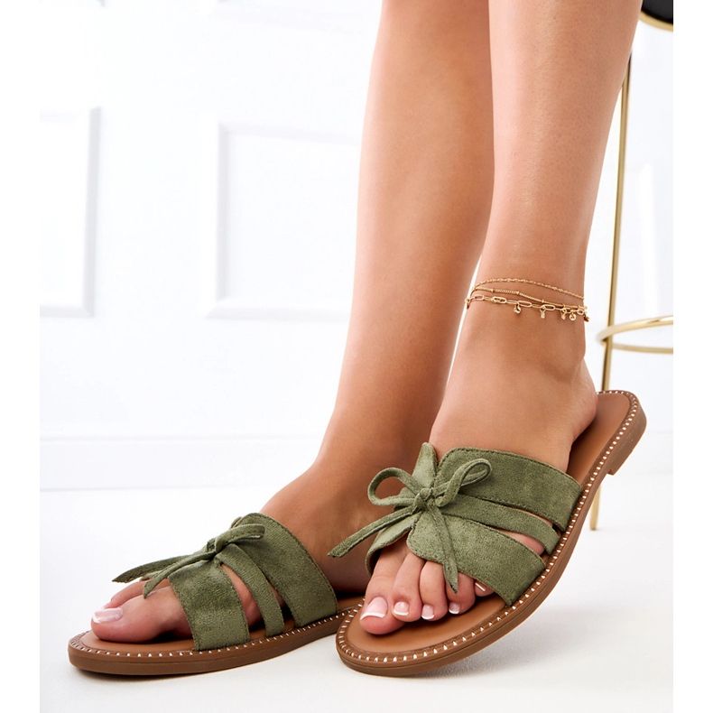 Gröna flip flops med en båge och dekoration vid kanterna 1