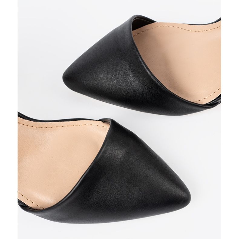 Svarta pumpar på en hög häl 1