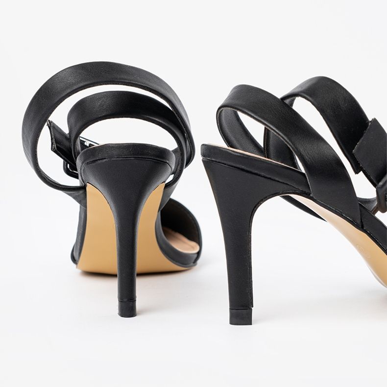 Svarta pumpar på en hög häl 2