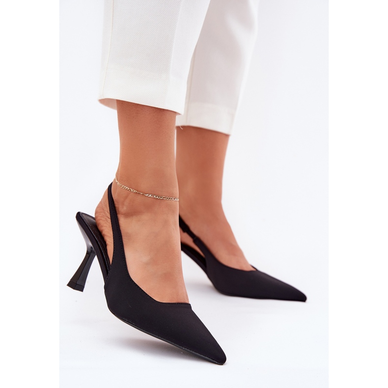 Kvinnosandaler på en svart stift 2