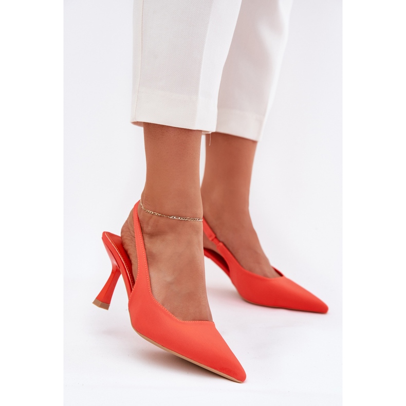 Kvinnosandaler på en orange stift 2