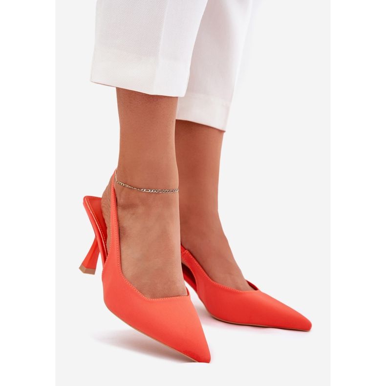 Kvinnosandaler på en orange stift 1