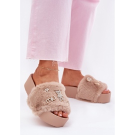 Kvinnors flip flops på plattform med päls och gyllene stift beige 2