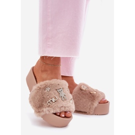 Kvinnors flip flops på plattform med päls och gyllene stift beige 1