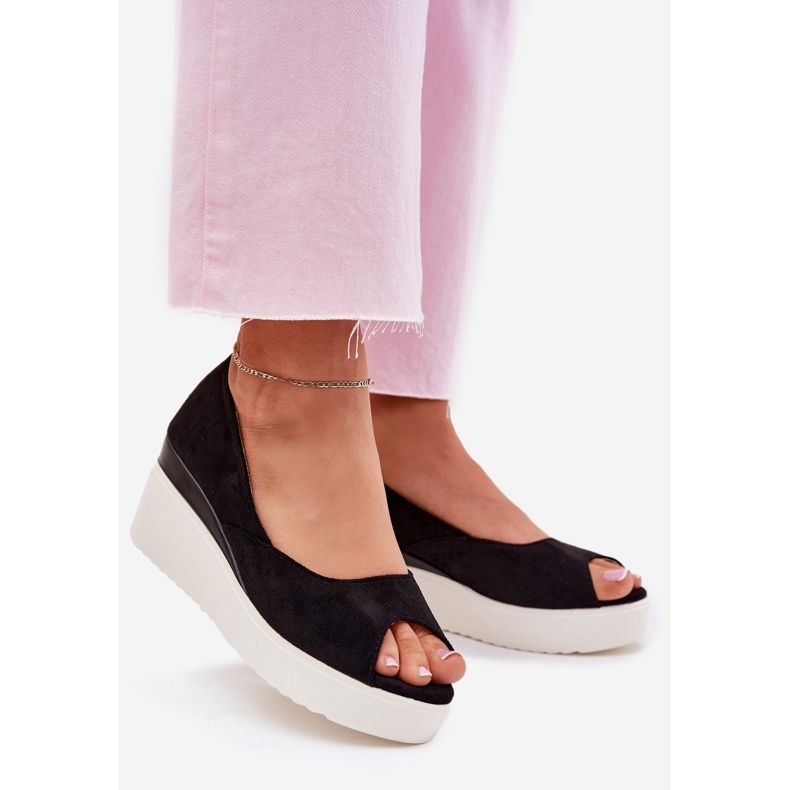 Kvinnors sandaler för en kil med Eco Suede Black svart 1