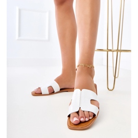 Vita klaffar på en platt sula med pressande 2