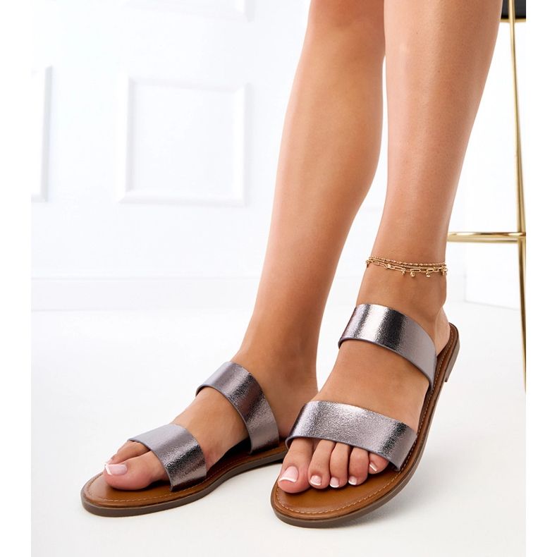 Grå kvinnliga tofflor med ränder 1