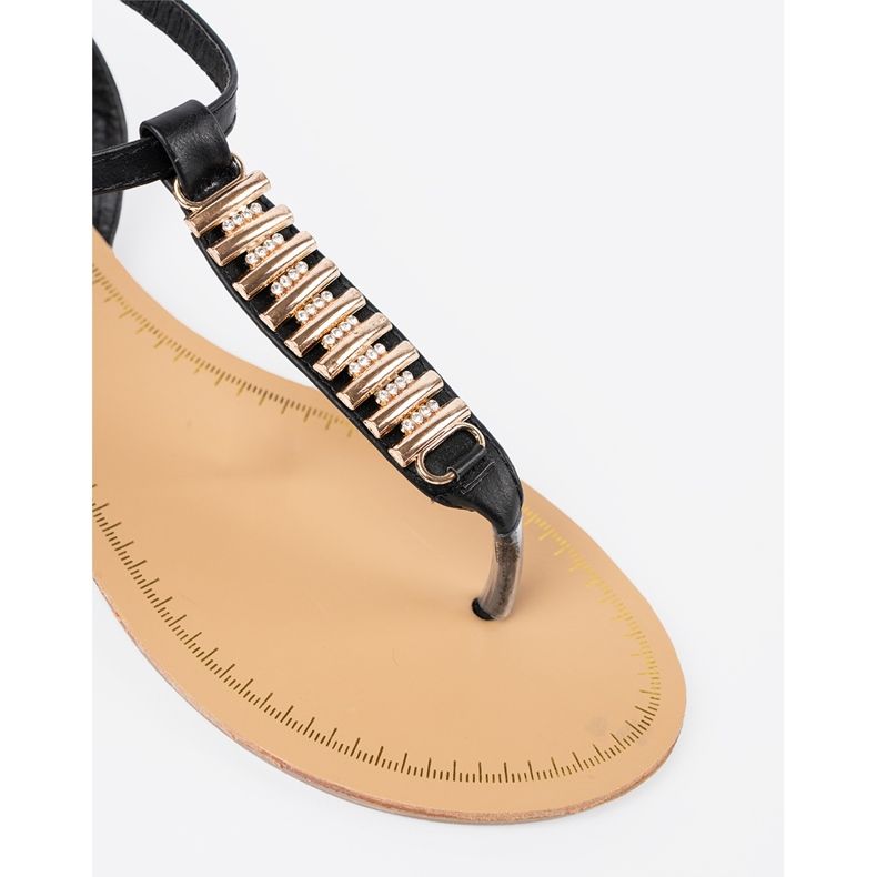 Svarta kvinnosandaler med gyllene dekorationer 1