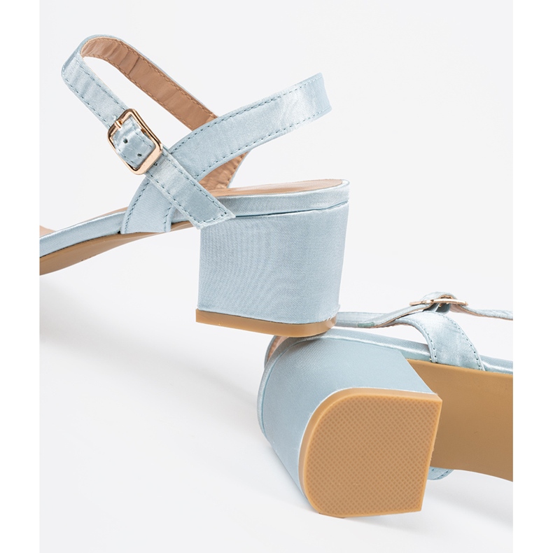 Blå sandaler på en stolpe 2