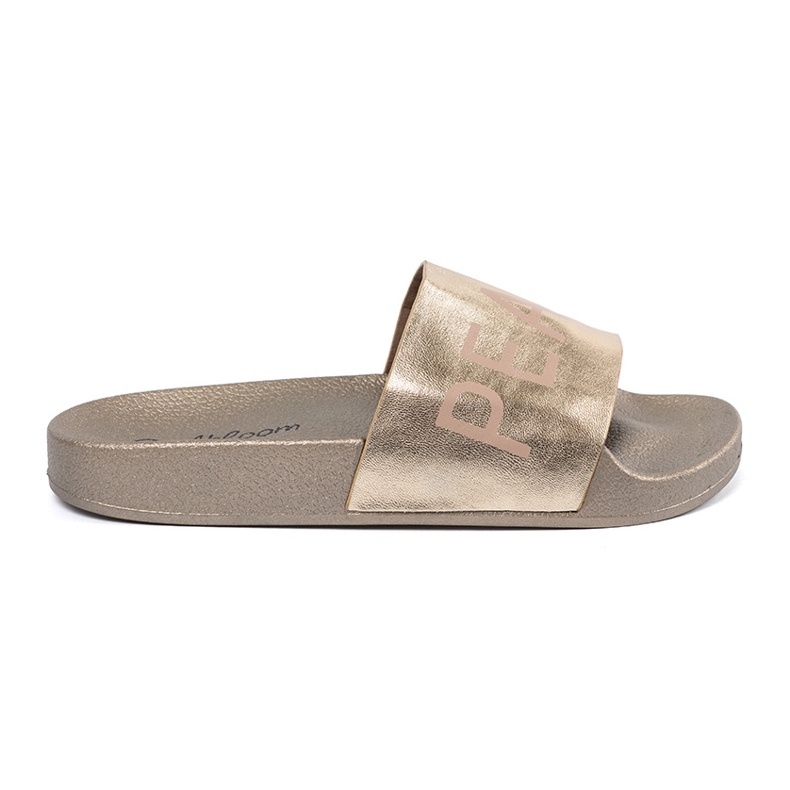 Shelvt Golden Flat Flip Flops med en inskription gyllene 2