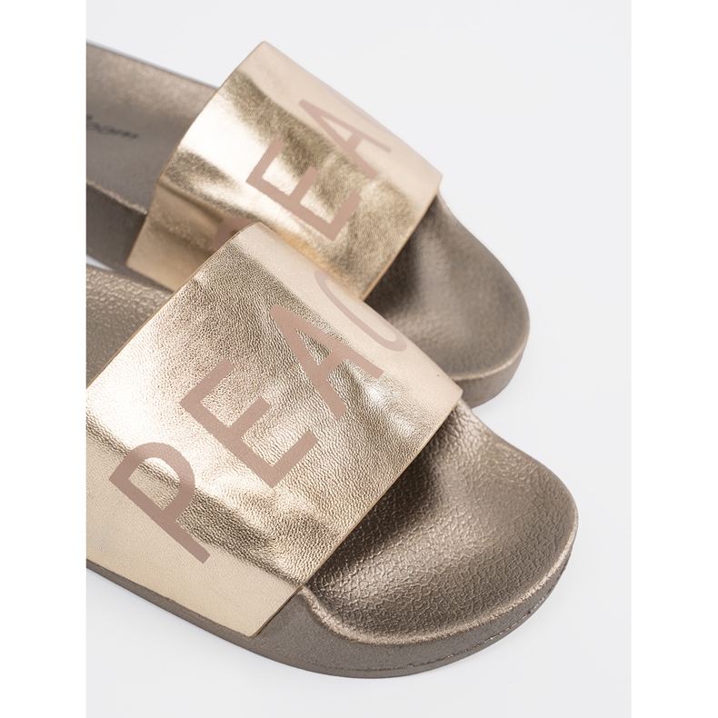 Shelvt Golden Flat Flip Flops med en inskription gyllene 1