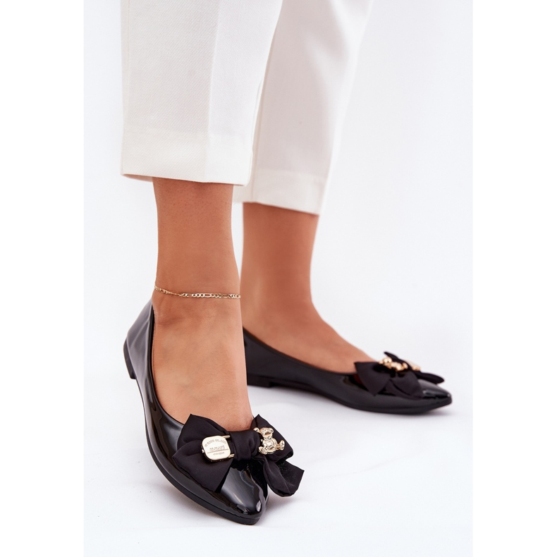 Målade ballerinor med en båge och en gyllene brosch svart 2