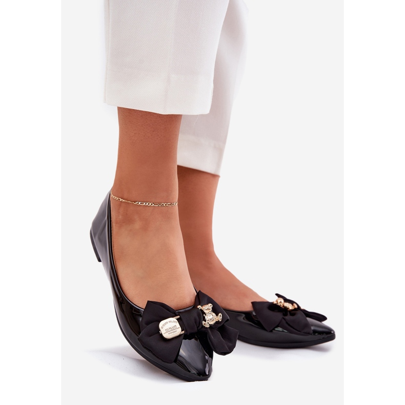 Målade ballerinor med en båge och en gyllene brosch svart 1