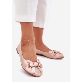 Målade ballerinor med en båge och en gyllene brosch beige 1