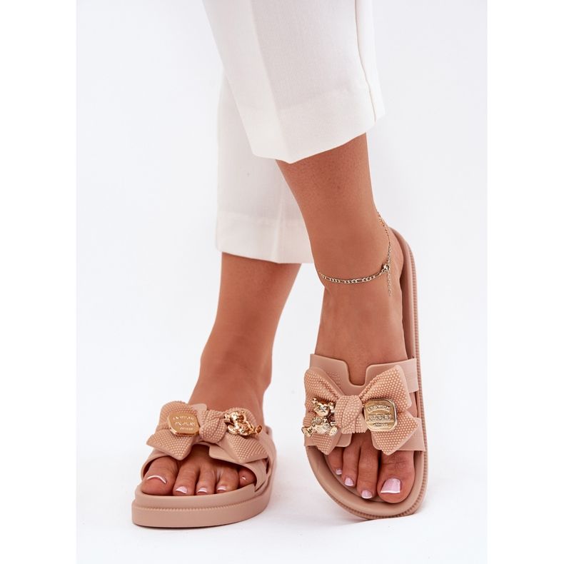 Kvinnors tofflor med en båge och en gyllene brosch beige 2
