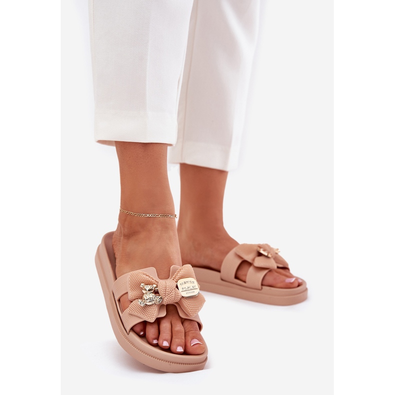 Kvinnors tofflor med en båge och en gyllene brosch beige 1