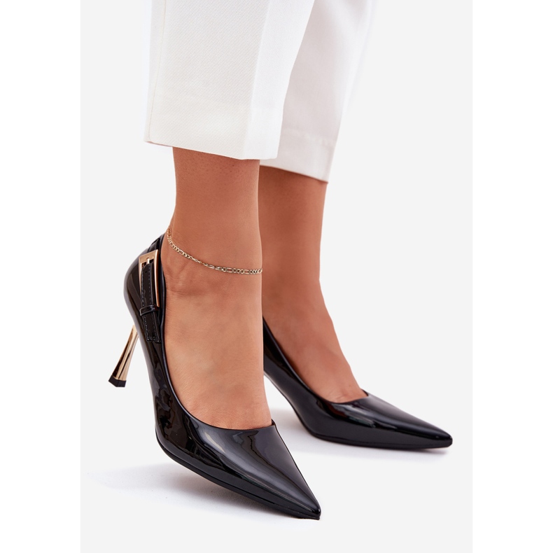 Målade höga klackar med en gyllene klämma svart 1