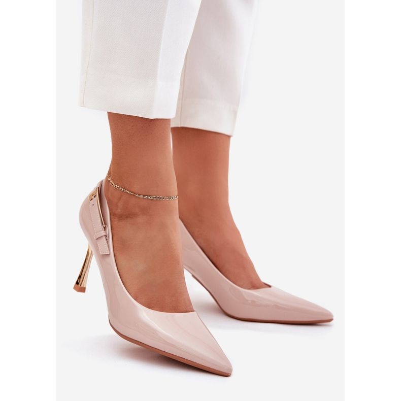 Målade klackar med en gyllene beige klämma 1