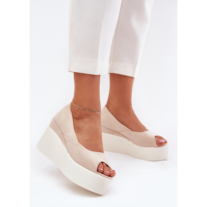 Kvinnors sandaler på kil och lätt beige -plattform 2