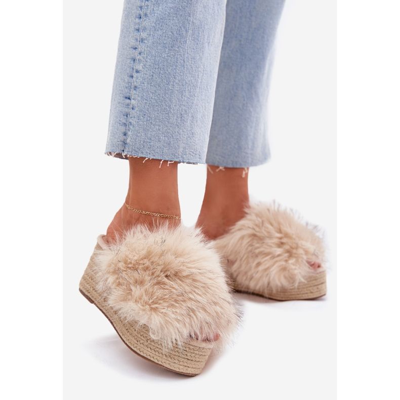 Kvinnokilar med kil med päls och fläta beige 1