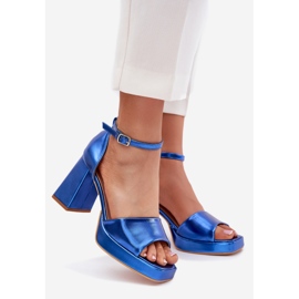 Målade kvinnasandaler på det blå stolpen 1