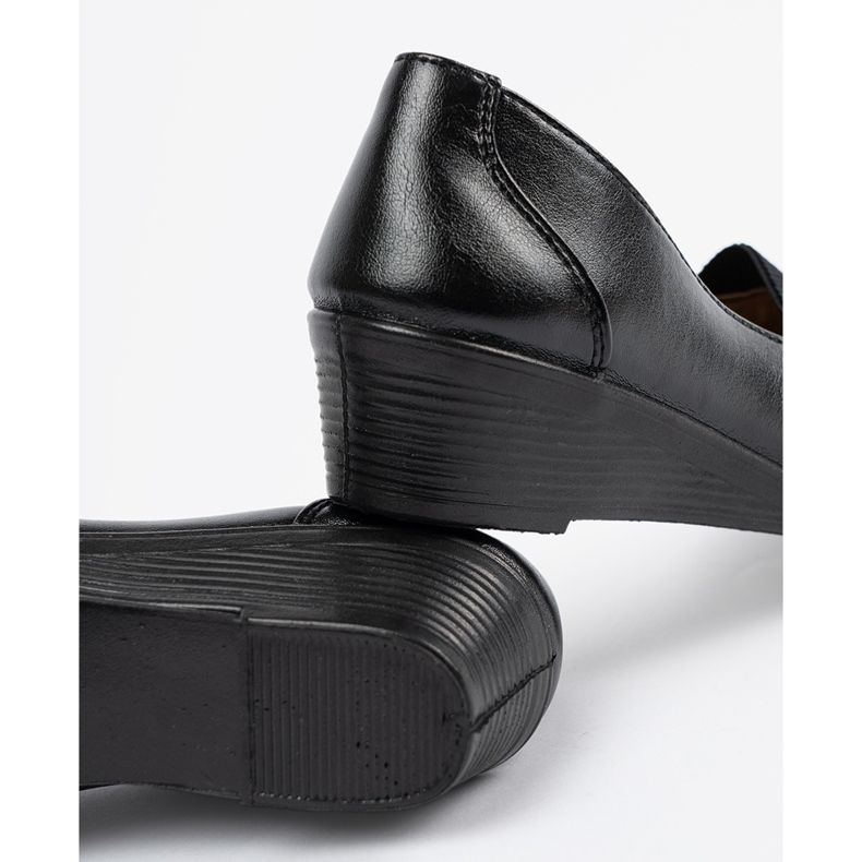 Klassiska svarta kvinnors skor 1