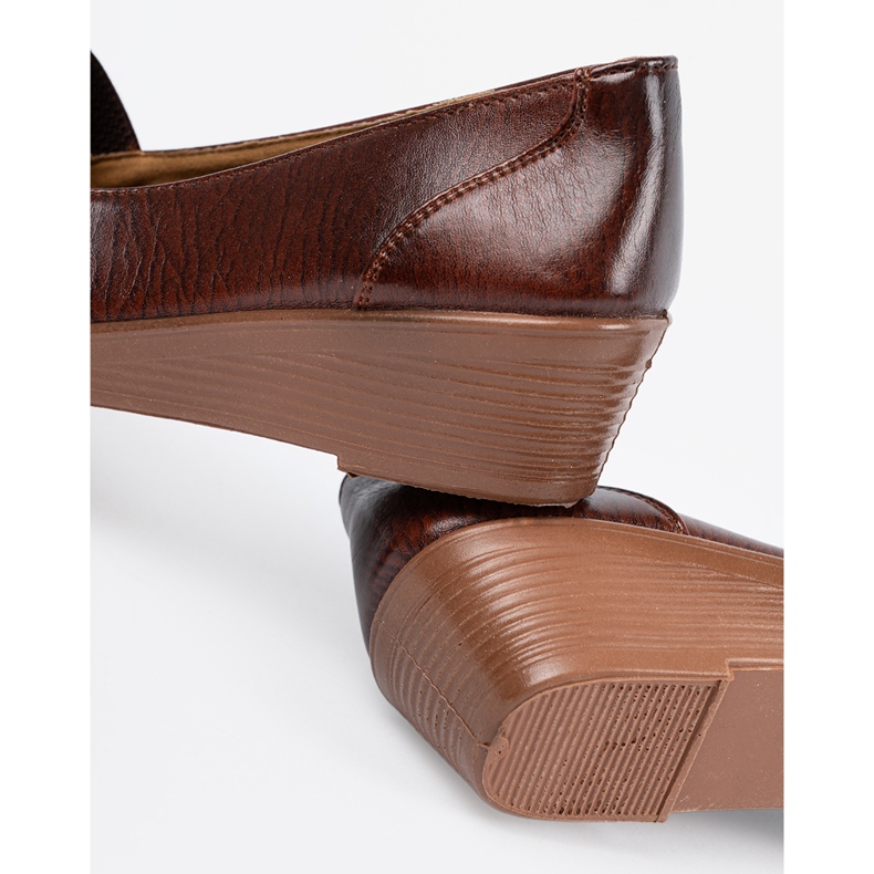 Shelvt Skor på en låg kil brun 1