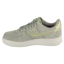 Nike Air Force 1 07 SE i HJ4401-300 grön 1