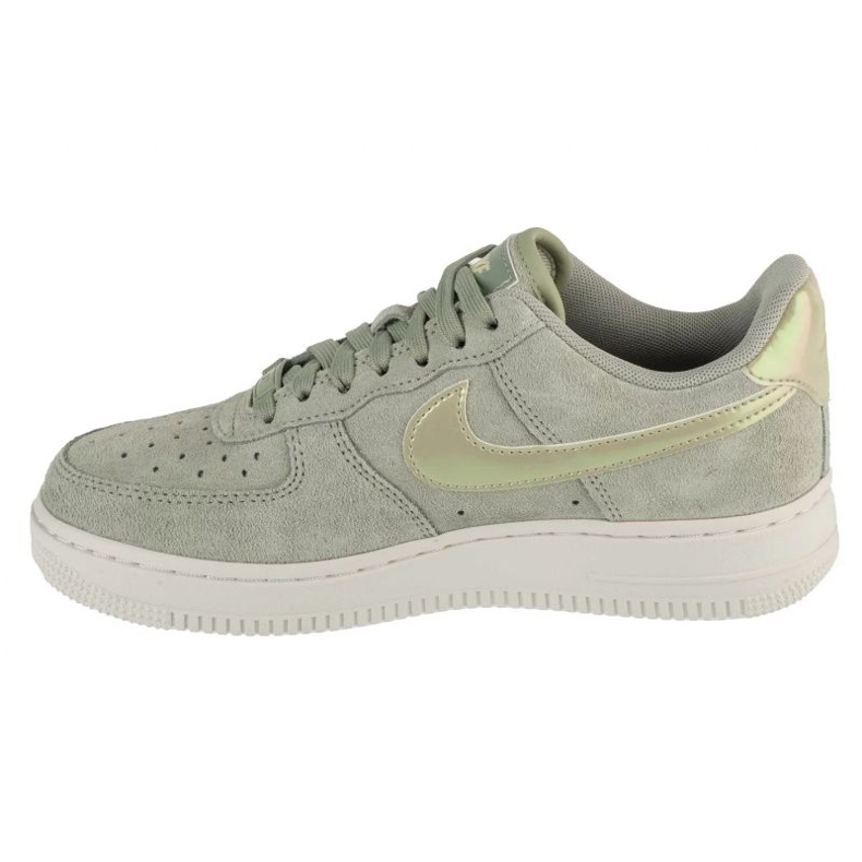 Nike Air Force 1 07 SE i HJ4401-300 grön 1